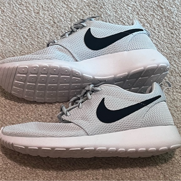 Nike Shoes - Women’s Nike Rosherun/ Pure Platinum/ Black-White